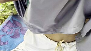 인도 학교녀가 숲으로 끌려가 세게 박혀!