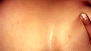 Bogel Indonesia Cantik Nikmati Anal Panas di Bilik Semasa Hari Hujan