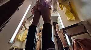 Táto horúca blondína vynechala nohavičky na priesvitné obliekanie, zachytené na skrytej kamere v kabínke