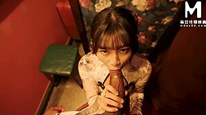 작은 브루넷 여자가 블로우잡 후 몬스터 자지에 박힌다