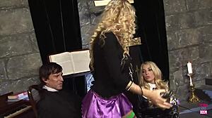 Verborgen retro kont in blauwe films en leggings.