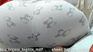 MILF v pižami se masturbira z velikimi naravnimi cicami na ogled