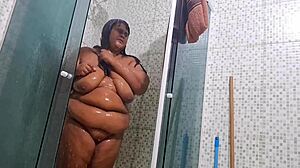 Yo, tjek denne naughty stedmor der sender et vildt squirt-vid til sin stedsøn