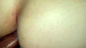 Prima cachonda disfruta sexo anal secreto con joven pequeña en creampie perrito