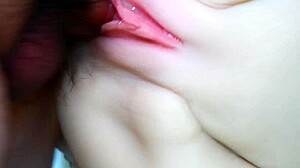 Раздвинь ножки куколке для близкого двойного проникновения