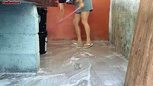 Черт, горничная хватает мой член, пока жены нет!