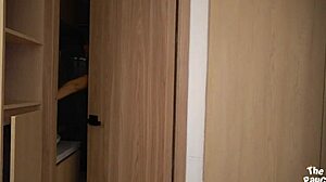 義母の欲望を目覚めさせて情熱的なベッドセックス