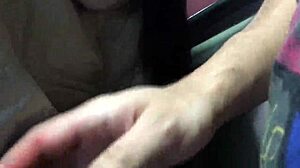 Uite fata asta în jachetă și cizme în tren, ascunzându-și fundul sexy în blugi.