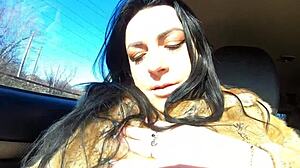 Petollinen vaimo shoppailee turkista miehensä kaverin kanssa, imee kyrpää ulkona. Jalat palvotaan, perse tiukka, fetissi glamouria.