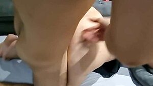 Rogata žena kriči, ko mož gleda, kako deli svojo veliko rit!