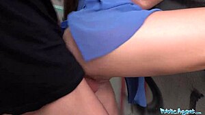 Widziałem, jak Lara Fox dostaje swoje chude dupsko pokryte spermą na zewnątrz przez publicznego agenta.