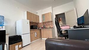 Mamă vitregă sare peste chiloți și fute fiul vitreg în plimbare