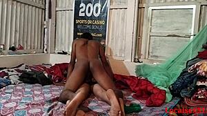 यंग बंगाली वाइफ ऑफिशियल वेबकैम चुदाई में डॉगीस्टाइल फिंगरिंग के लिए झुकी