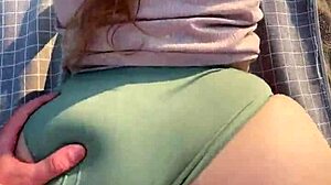 Sex na pláži s krivkastou veľkozadkovou babou