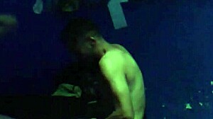 Na het feest sluip ik weg om de buurman te neuken