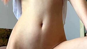 귀여운 18+ 여자가 타이트 면도 보지 손가락질해서 오르가즘