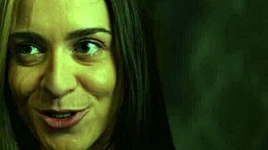 Ασιατικές κοπέλες παγιδευμένες σε ξενοδοχείο βρικολάκων κυριαρχούνται από μελαχρινή με μεγάλα στήθη