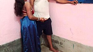 हॉट इंडियन स्टीपमॉम स्टीपसन और फ्रेंड द्वारा चूत और गांड में चोदी जाती है