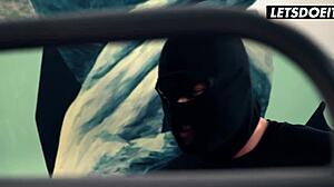 Kåt 18+ tenåring Marilyn Sugar overrasker stor kuk-tyv med tight fitte-ride i tsjekkisk hybel