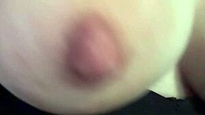 Super kåt stora tuttar milf Artemisia Love blottar saftiga tuttar närbild slow motion