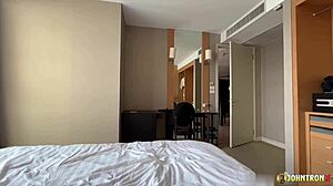 Johntronx- smal thailändsk tjej i vit klänning avslöjar hårig fitta.