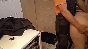 Opravár uspokojí sexi zrelú manželku, kým manžel spí. Ten sa zobudí a pridá sa.