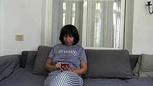 Taboe familie: geile stiefmoeder beveelt stiefzoon om in mond te komen