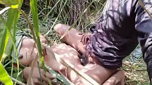 Indijska desi punca dobi prsi stisnjene in jebano v gozdu