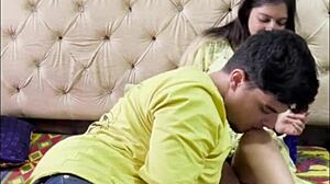 Gadis kaya India rasakan kesenangan sengit dalam doggystyle dan blowjob menyusul