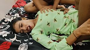 Najbolji trosom seks gledajući Komal i Nehu same u sobi, dobile su besni jeb