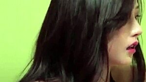 สาวเกาหลีสวยๆ ยืนโค้งครึ่งตัวโดกกี้สไตล์ฉีดครีมพาย