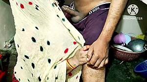 Amatőr desi bhabhi érett picsáját hardcore baszák konyhában banánnal doggystyle-ban