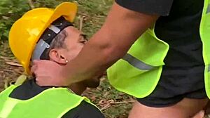 Bygningsarbejdere på pause til intens bareback udendørs i uniformer på Arbejdernes Dag