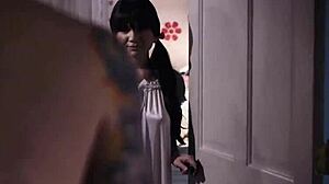 Kuuma teini 18+ väärätyttö panee äitipuolen uutta poikaystävää