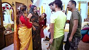 Ey madrastra desi, ¿enseñas a hijastra su primera follada en gangbang cachondo?