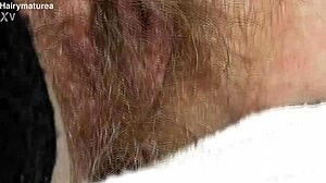 תסתכלו על הכוס השעירה הבוגרת שלי מציצה עירומה במכונית בחוץ