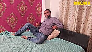 Intensiv passion när desi nya milf bhabhi hårdknullas av ung 18+ kille i blöt fitta-action med dirty talk