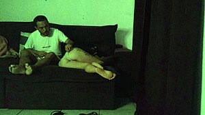 Amateur milf huisvrouw deelt bank met niet-zoon bareback doggy op sportshorts