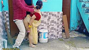 Indijski outdoor threesome mačehove hčerke in mačehe z mladim 18+ fantom