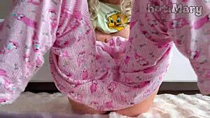 Mršava devojka 18+ sa malim sisama prstom drka mokru pičku do velikog šikljavca