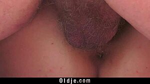 Хей, Cherry с ярките устни пуска дядото да свърши директно в дупето й