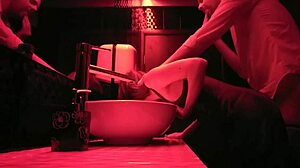 Acest cuplu se fut în baie, e atât de fierbinte!