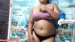 भारतीय सुंदरी अंजली अरोड़ा गर्म सीन में कर्व्स फ्लॉंट करती है। उसका चार्म हर दर्शक को तुरंत मोहित करता है।