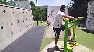 Mi vecino amable, pero yo lo seduzco para follarme