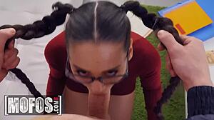 Mofos - smal student Andreina Deluxe sprider sin fitta och suger Jordis kuk istället för att plugga