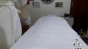 flagrante - casada filmada peladinha em sala de atendimento de massagem tantrica real - massage