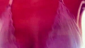 Na academia comecei a suar tirei a camisa e n�o percebi q meus peitos durinhos estava aparecendo camisa transparente fiquei com tesao com as pessoas me olhando q meu suor escorrendo p�blico