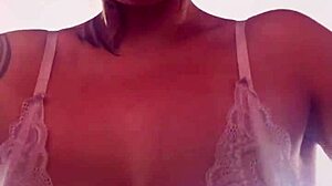 Na academia comecei a suar tirei a camisa e n�o percebi q meus peitos durinhos estava aparecendo camisa transparente fiquei com tesao com as pessoas me olhando q meu suor escorrendo p�blico