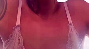 Na academia comecei a suar tirei a camisa e n�o percebi q meus peitos durinhos estava aparecendo camisa transparente fiquei com tesao com as pessoas me olhando q meu suor escorrendo p�blico