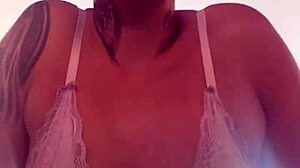 Na academia comecei a suar tirei a camisa e n�o percebi q meus peitos durinhos estava aparecendo camisa transparente fiquei com tesao com as pessoas me olhando q meu suor escorrendo p�blico